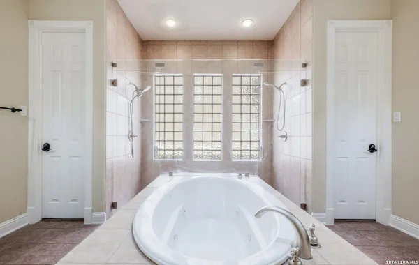 $3,900 | 18211 Branson Falls, San Antonio, TX 78255