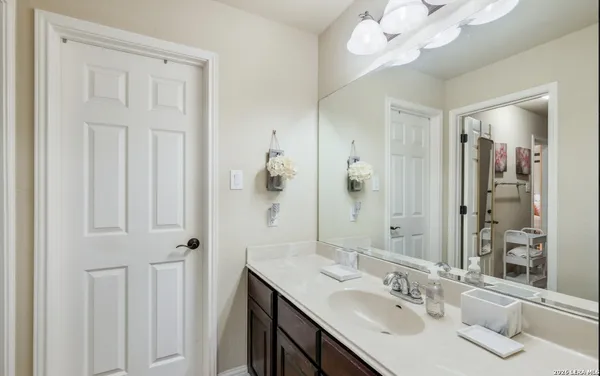 $3,900 | 18211 Branson Falls, San Antonio, TX 78255