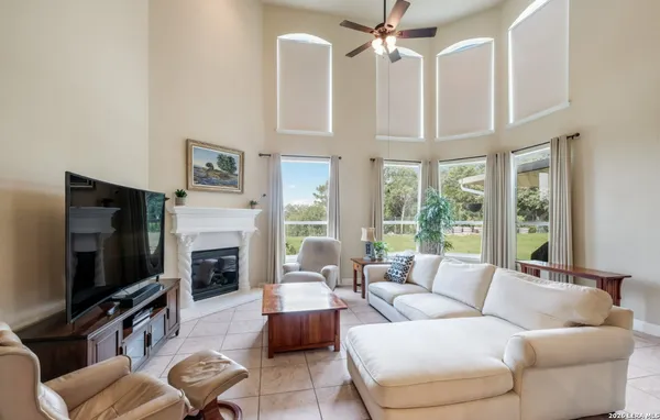 $3,900 | 18211 Branson Falls, San Antonio, TX 78255