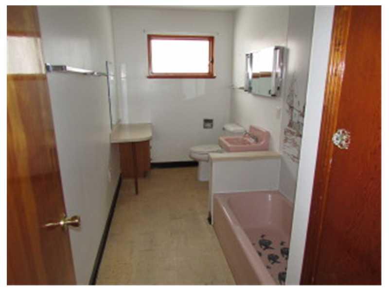 1242 State Road Monessen, PA 15062 - Photo 5 of 11 Master Bath/Spa.