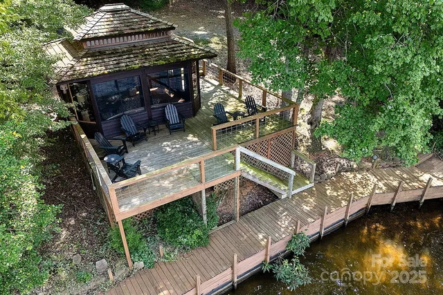 a view of a small yard in front of house