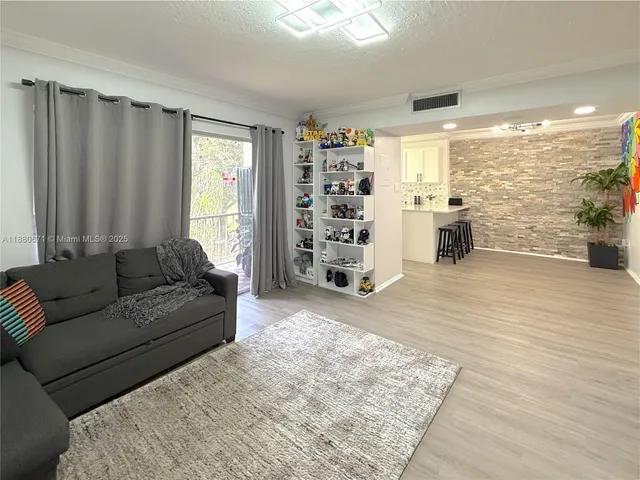 $2,000 | 4160 Inverrary Drive, Unit 212, Lauderhill, FL 33319