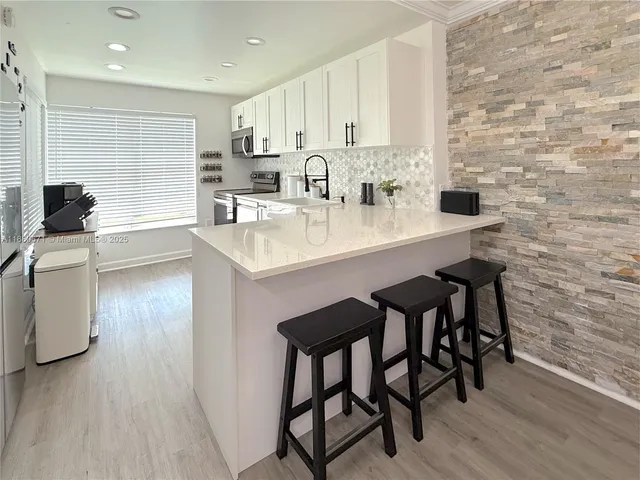 $2,000 | 4160 Inverrary Drive, Unit 212, Lauderhill, FL 33319