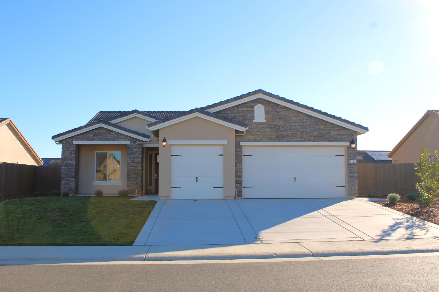5526 Kamala Way Fair Oaks, CA 95628 - Photo 1 of 10 a front view of a house with a yard and garage