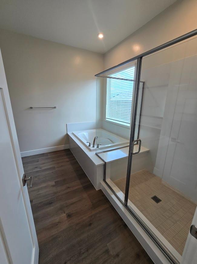 5526 Kamala Way Fair Oaks, CA 95628 - Photo 9 of 10 a bathroom with a tub and shower