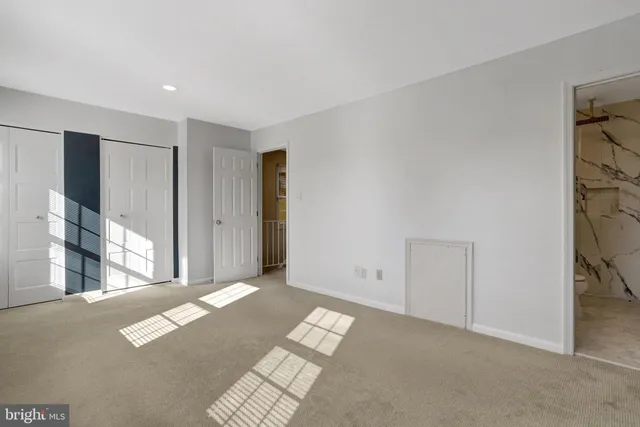 a view of livingroom with furniture