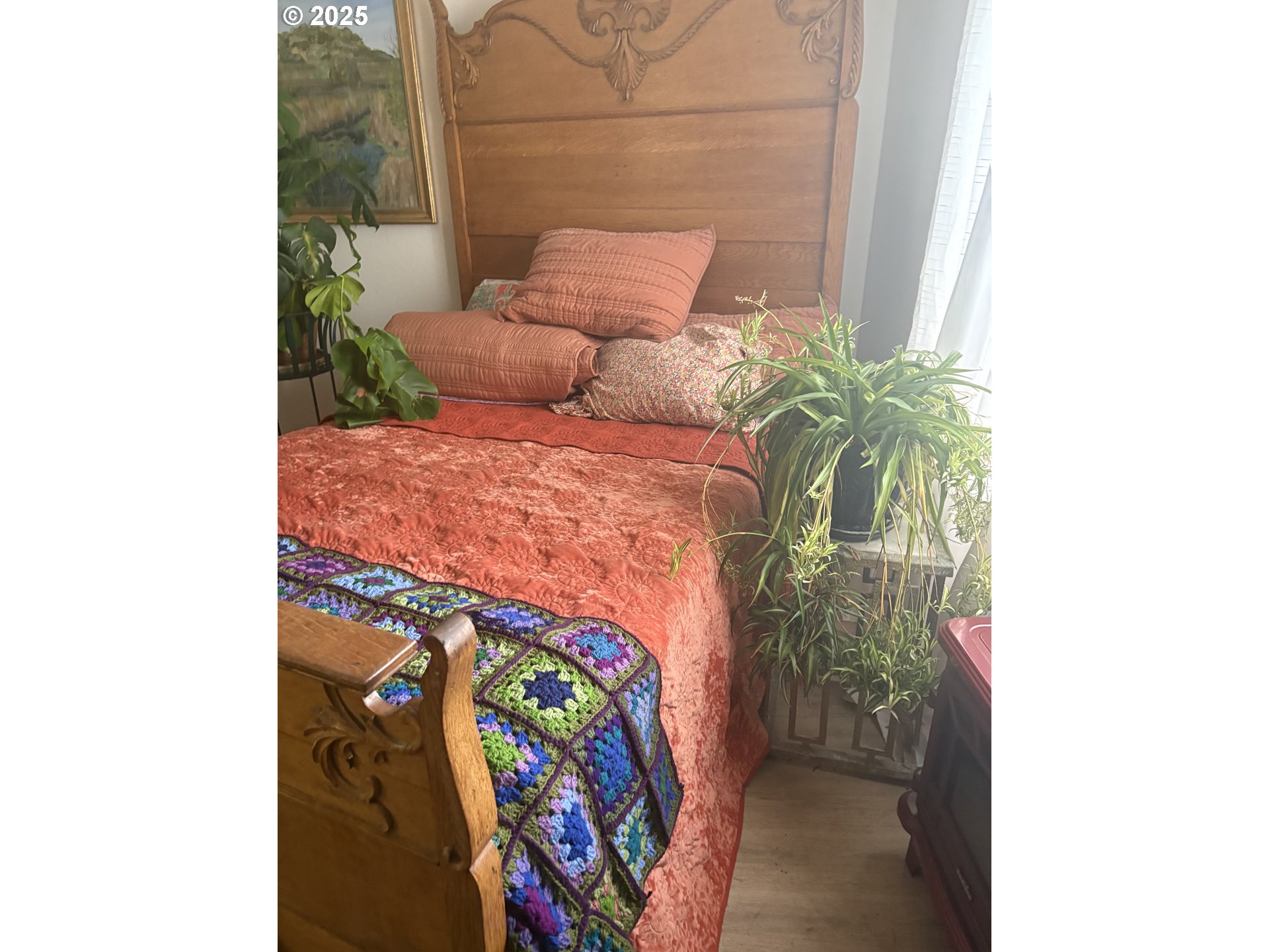 1699 North Terry Street, Unit 272 Eugene, OR 97402 - Photo 11 of 25 a bedroom with a bed and a potted plant