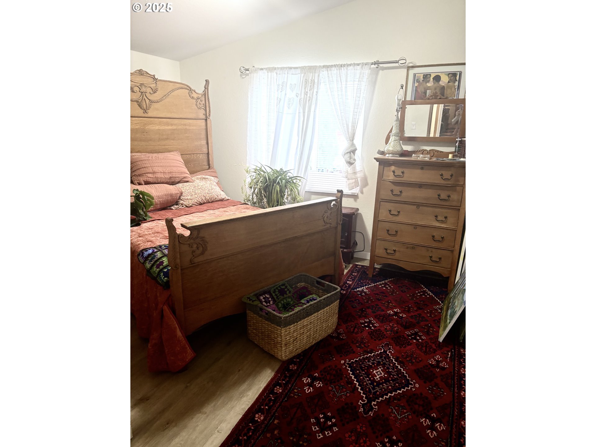 1699 North Terry Street, Unit 272 Eugene, OR 97402 - Photo 14 of 25 a room with a couch and a stove