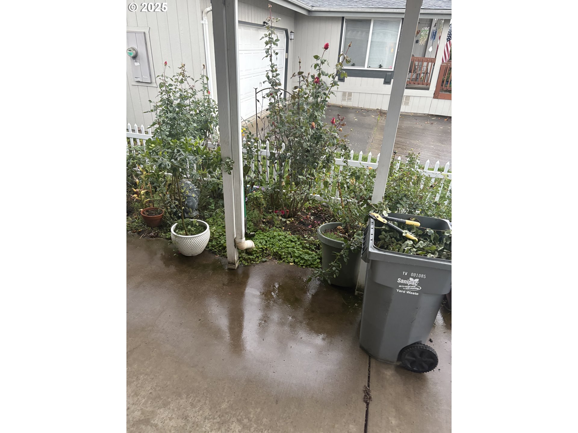 1699 North Terry Street, Unit 272 Eugene, OR 97402 - Photo 17 of 25 a view of a room that has a bench in it