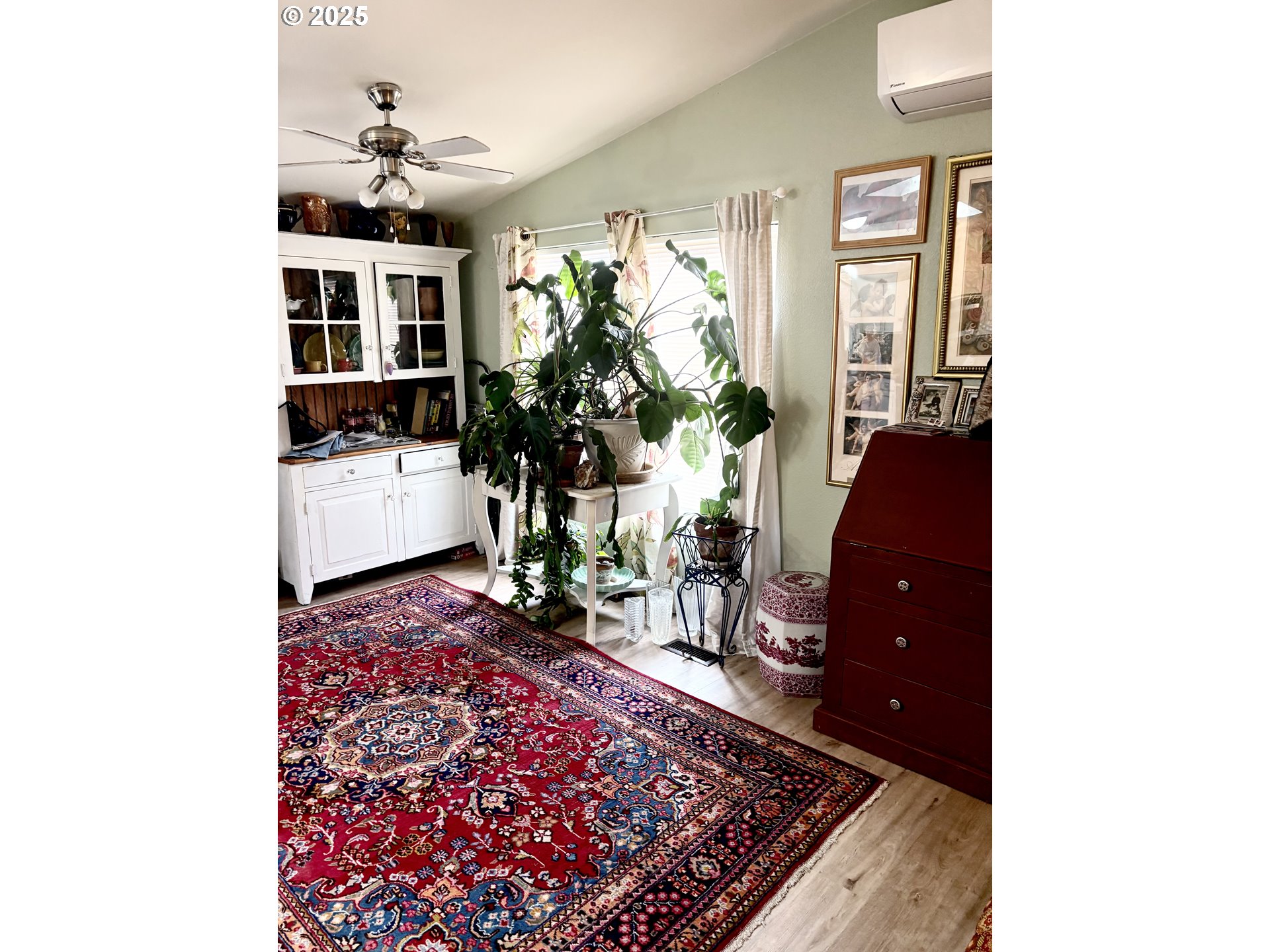 1699 North Terry Street, Unit 272 Eugene, OR 97402 - Photo 4 of 25 a living room with furniture and a potted plant