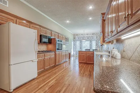 $569,000 | 2704 West 137th Place, Leawood, KS 66224