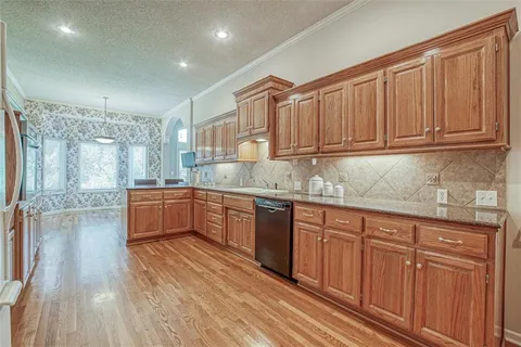 $569,000 | 2704 West 137th Place, Leawood, KS 66224