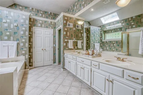 $569,000 | 2704 West 137th Place, Leawood, KS 66224