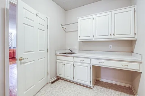 $569,000 | 2704 West 137th Place, Leawood, KS 66224