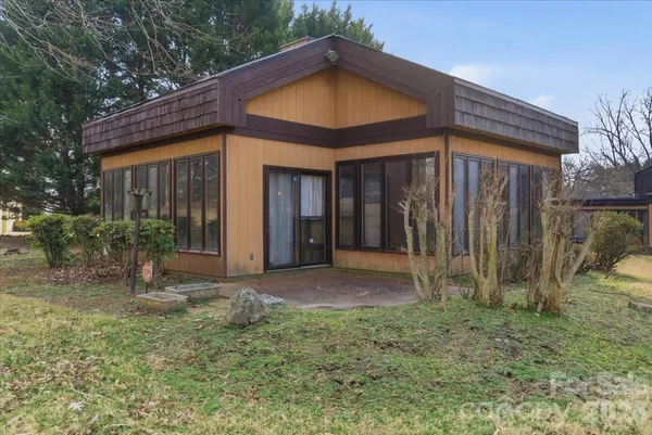 a view of a house with backyard and garden