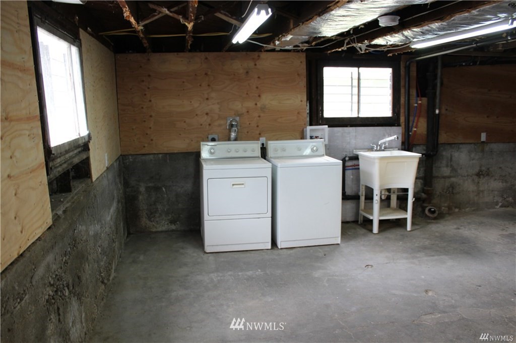 2515 16th Avenue South Seattle, WA 98144 - Photo 17 of 18 a utility room with dryer and washer