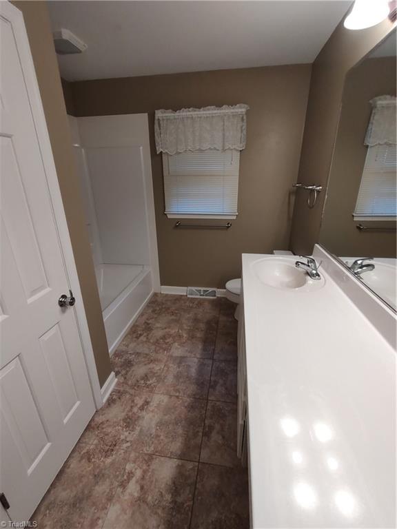 565 Drumheller Road Clemmons, NC 27012 - Photo 21 of 27 Hall Bathroom