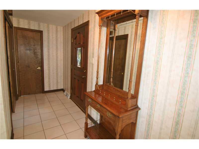 190 Delaware Trail Venetia, PA 15367 - Photo 3 of 25 Entry/Foyer.