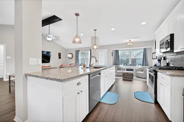 $2,850 | 143 Bluebonnet Street, Sugar Land, TX 77478
