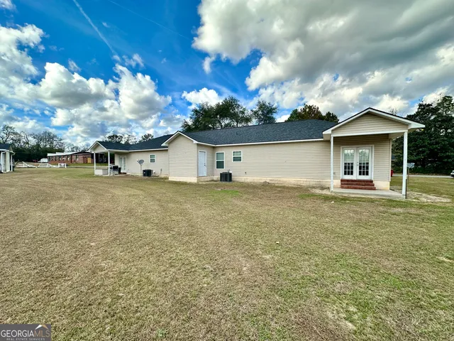 a view of a house with backyard and garden