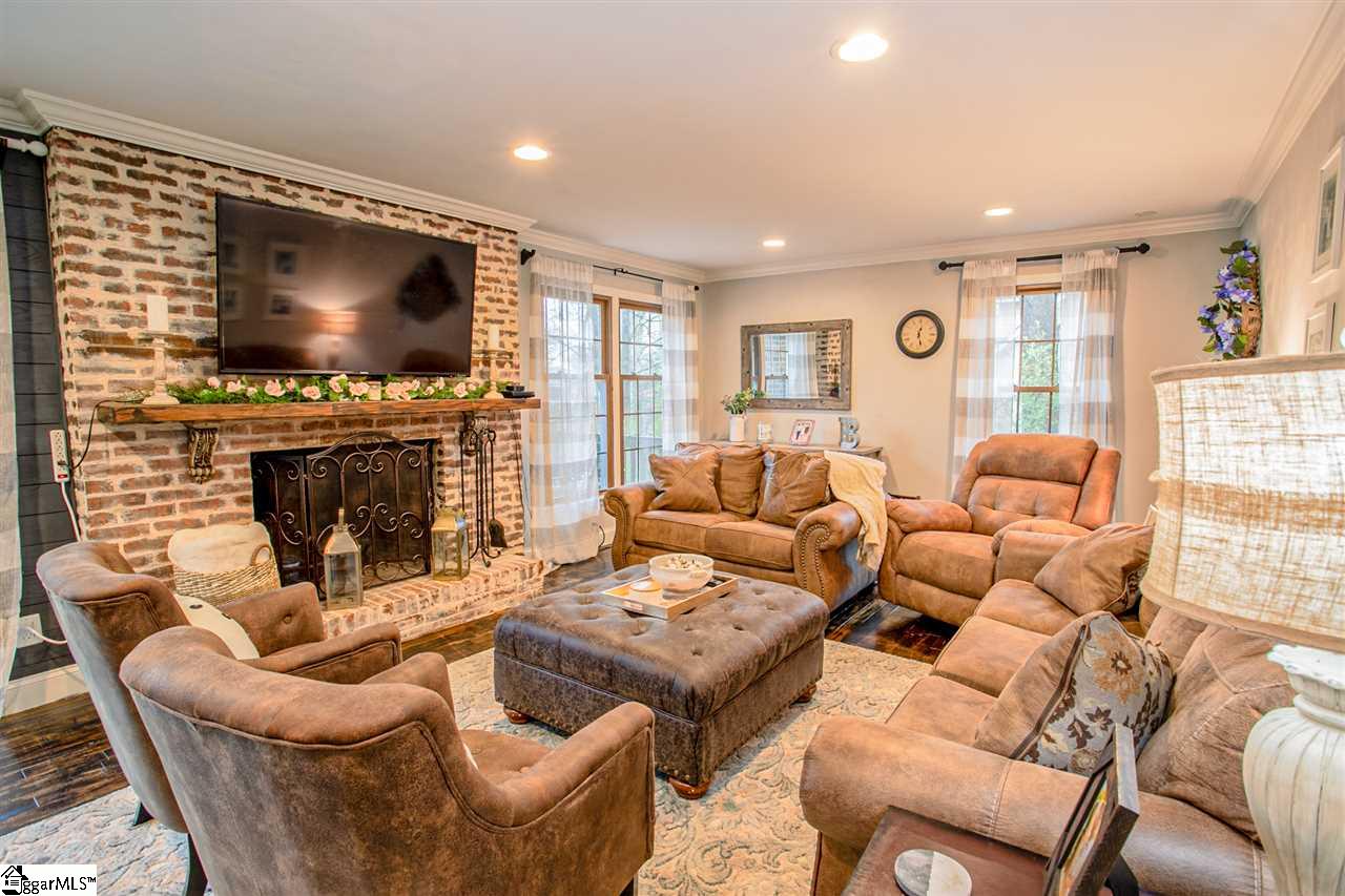 409 Foxcroft Road Greenville, SC 29615 - Photo 5 of 36 Gallery Image 5