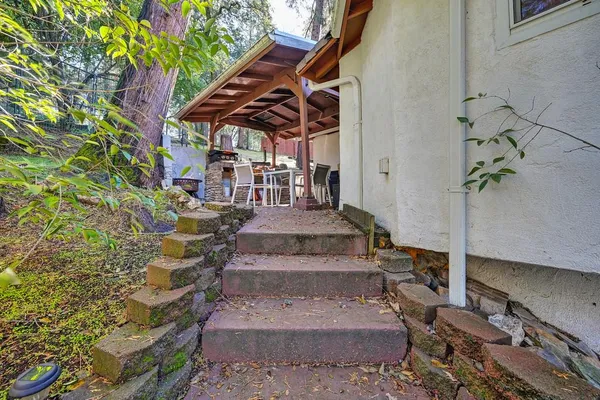a view of entryway with a front door