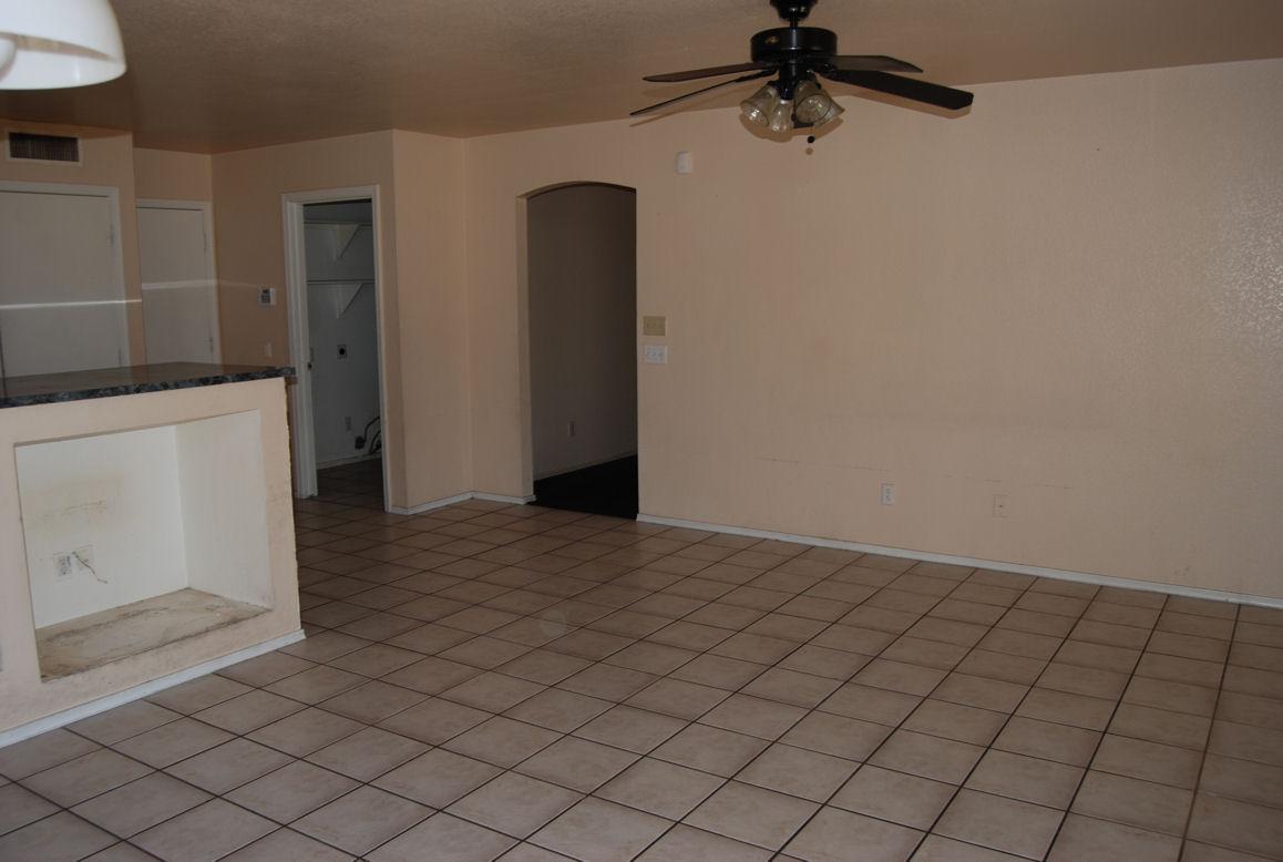 1760 East Fremont Road Phoenix, AZ 85042 - Photo 5 of 11 Family Room-Tile