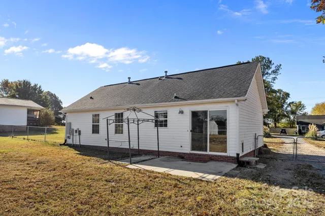 a house view with a outdoor space