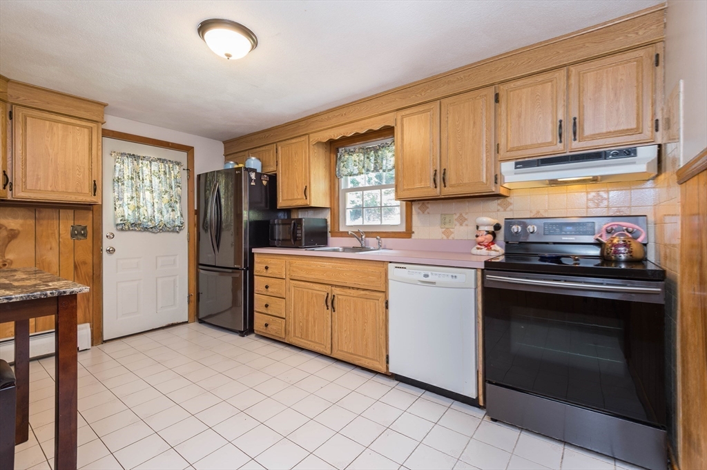 22 Hiawatha Road Woburn, MA 01801 - Photo 10 of 27 Gallery Image 10