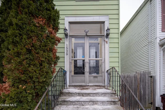 $274,900 | 1529 7th Avenue, Watervliet, NY 12189