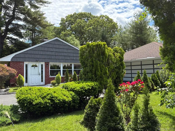 $5,000 | 405 I U Willets Road, Roslyn Heights, NY 11577