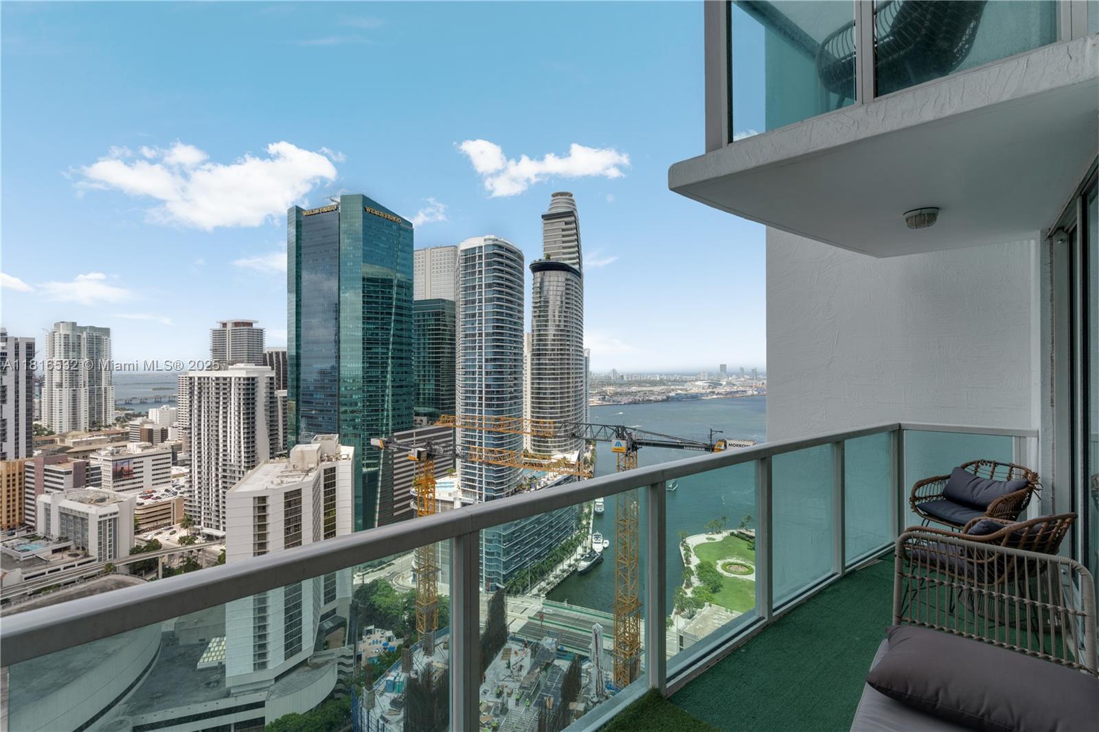 41 Southeast 5th Street, Unit 2107 Miami, FL 33131 - Photo 2 of 33