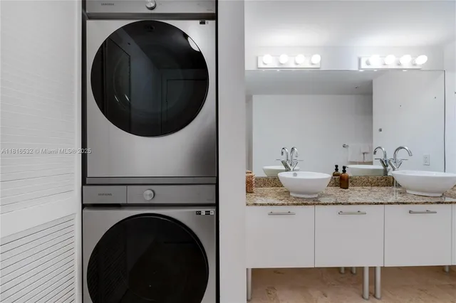 $4,750 | 41 Southeast 5th Street, Unit 2107, Miami, FL 33131