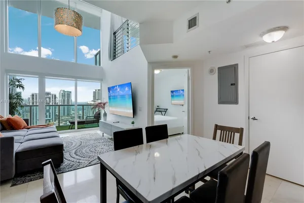 $4,750 | 41 Southeast 5th Street, Unit 2107, Miami, FL 33131