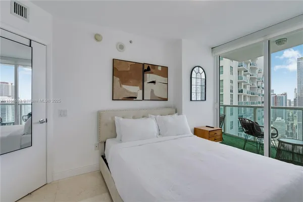 $4,750 | 41 Southeast 5th Street, Unit 2107, Miami, FL 33131