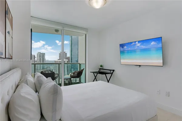 $4,750 | 41 Southeast 5th Street, Unit 2107, Miami, FL 33131