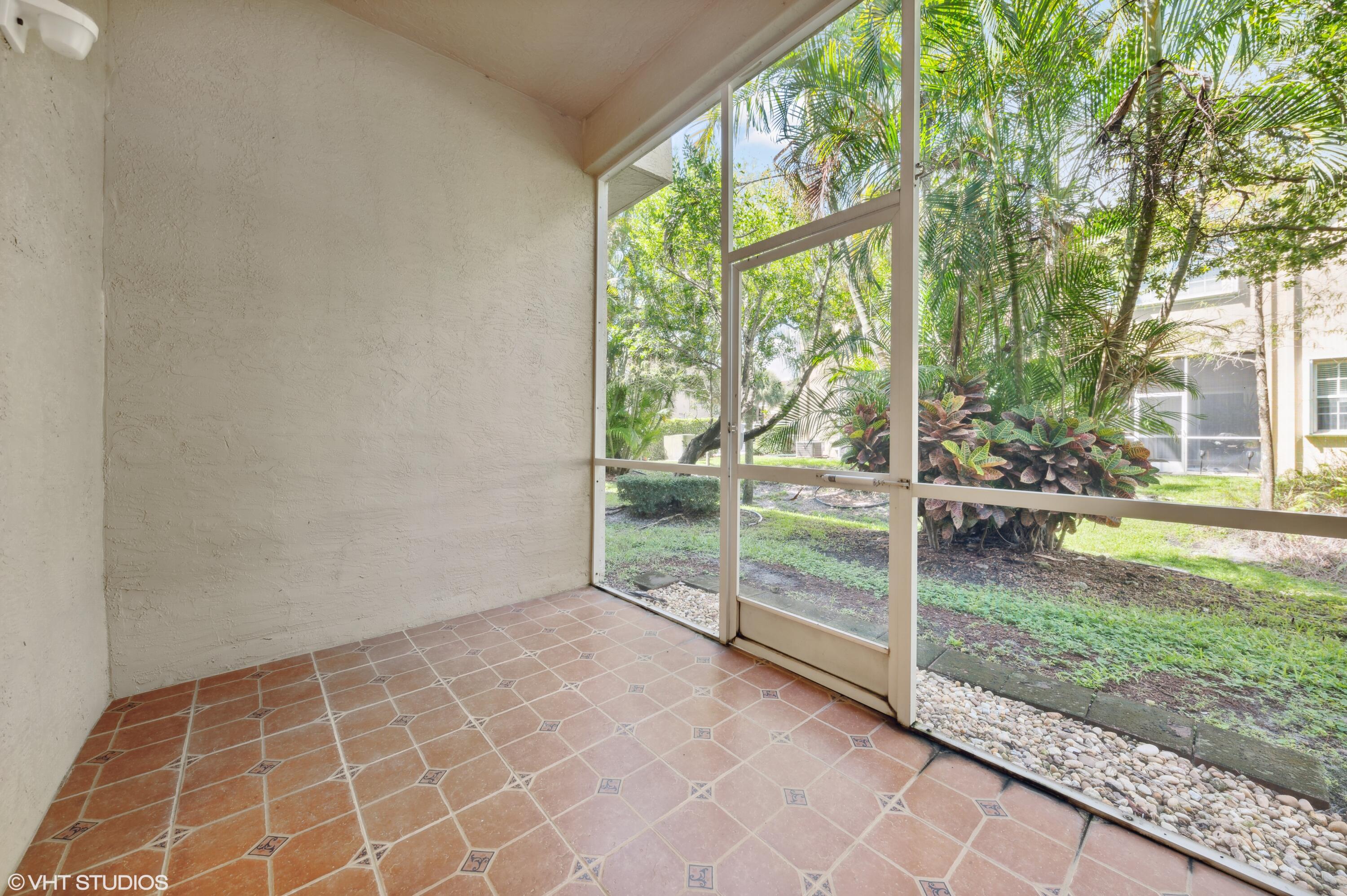 103 Lighthouse Circle, Unit D Tequesta, FL 33469 - Photo 30 of 36 en empty room with sliding glass door