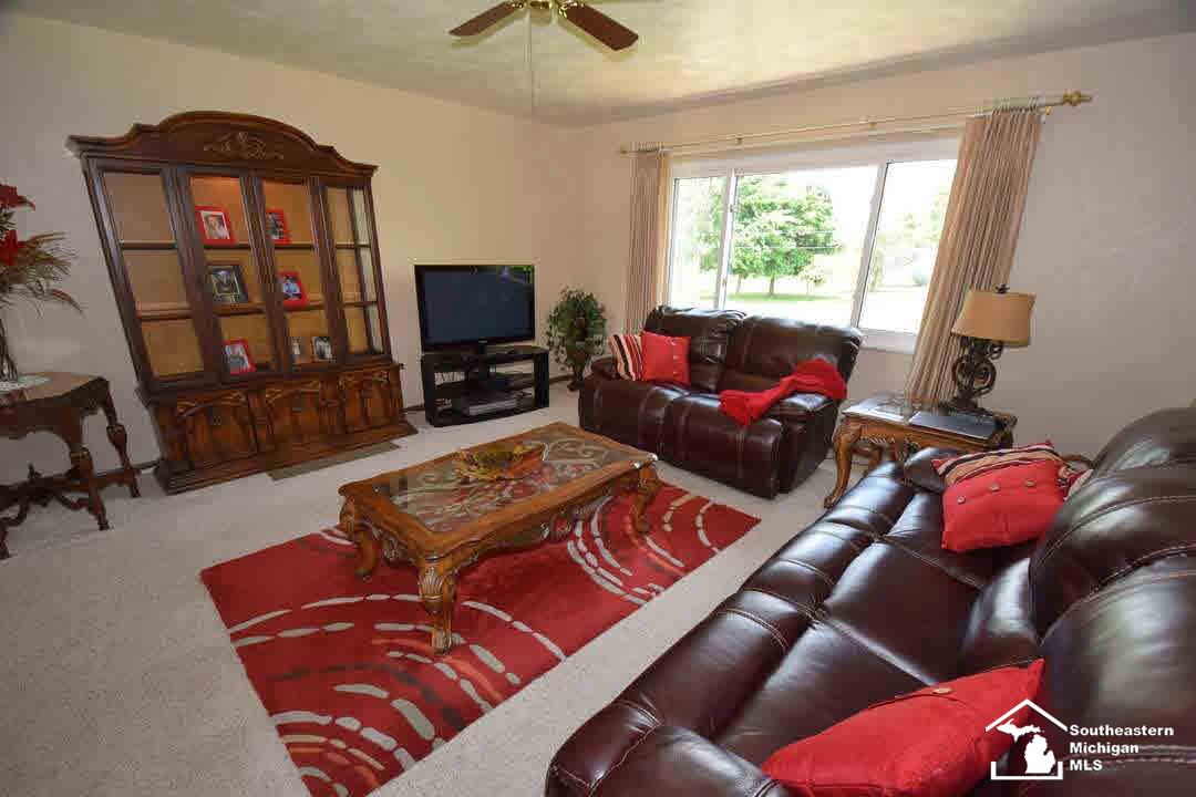 5303 Section Road Ottawa Lake, MI 49267 - Photo 9 of 36 Living Room