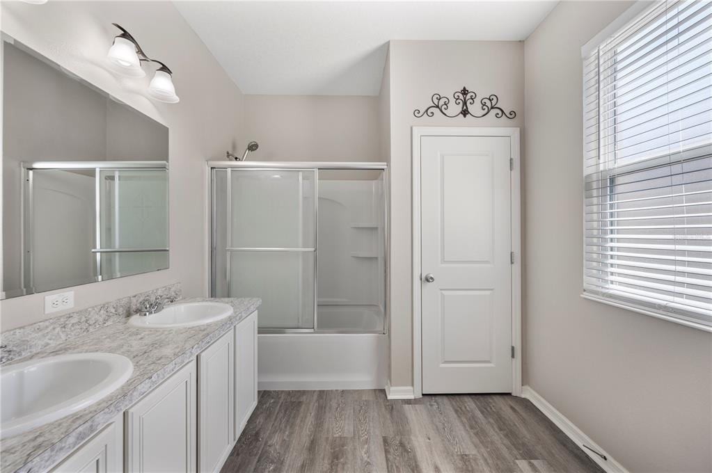 4303 Moon Shadow Loop Mulberry, FL 33860 - Photo 12 of 30 a bathroom with a tub sink and mirror