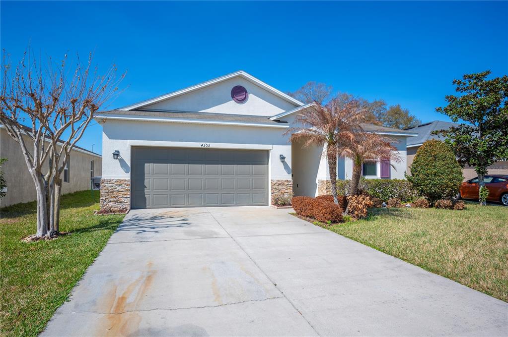 4303 Moon Shadow Loop Mulberry, FL 33860 - Photo 30 of 30 a front view of a house with garden