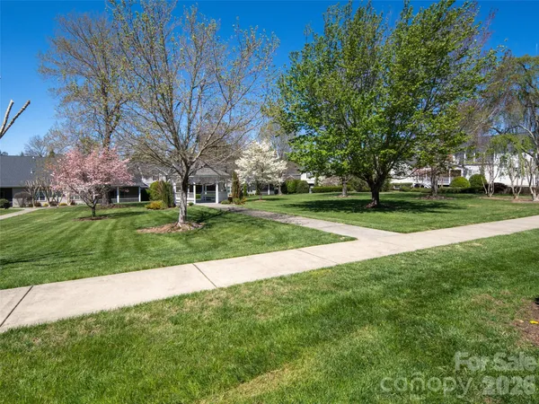 $599,000 | 124 Towne Pl Drive, Hendersonville, NC 28792