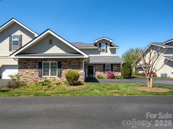 $599,000 | 124 Towne Pl Drive, Hendersonville, NC 28792