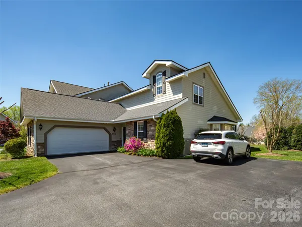 $599,000 | 124 Towne Pl Drive, Hendersonville, NC 28792