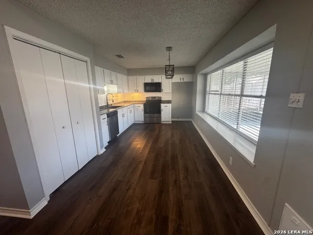 $1,800 | 117 High Oak, Universal City, TX 78148