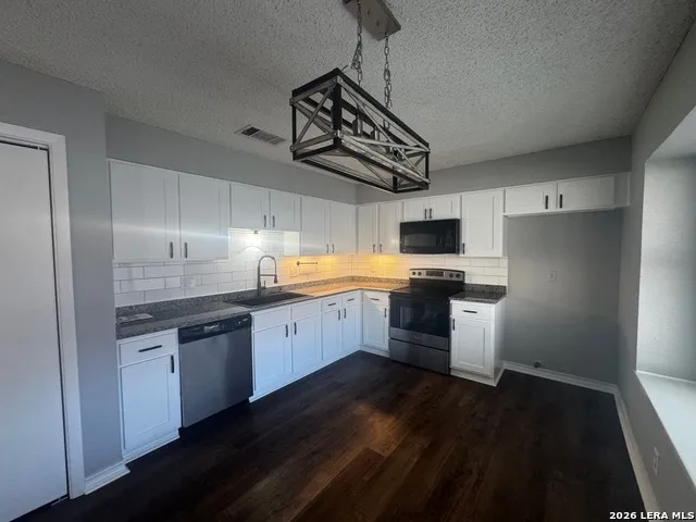 $1,800 | 117 High Oak, Universal City, TX 78148