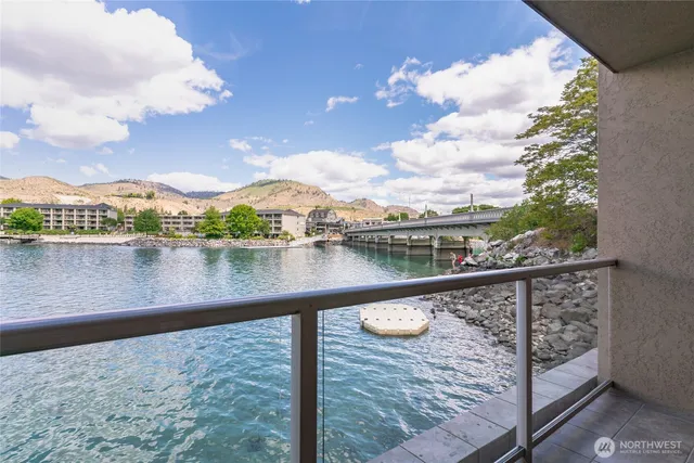 $194,900 | 322 West Woodin Avenue, Unit 711, Chelan, WA 98816