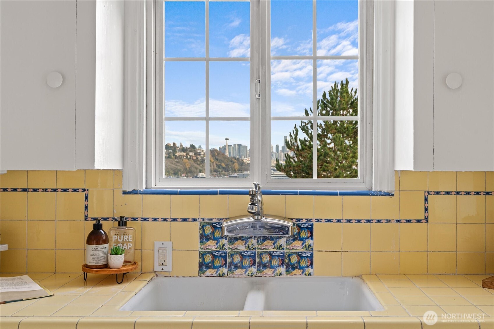 1820 Magnolia Way West Seattle, WA 98199 - Photo 8 of 33 a bathroom with a window and a bathtub