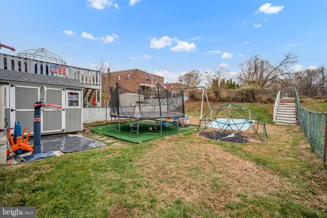 a view of back yard of the house