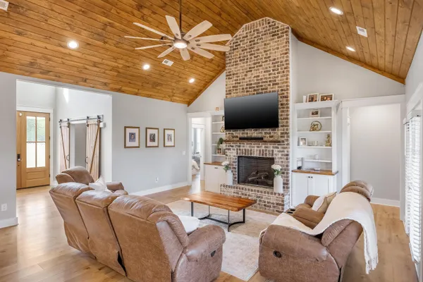 $1,000,000 | 206 Rochelle Circle Northeast, Charleston, TN 37310