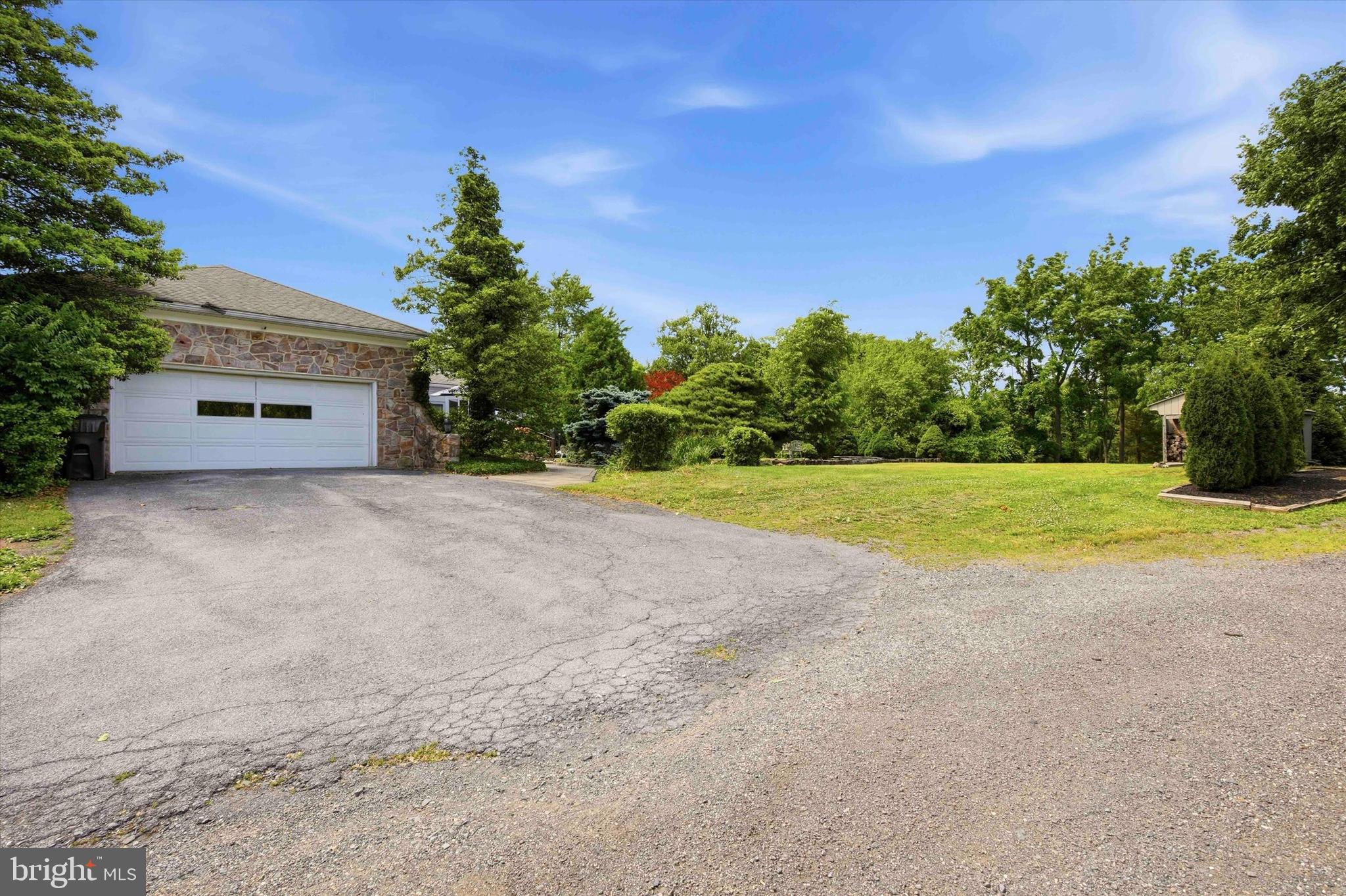 431 East Moyer Road Pottstown, PA 19464 - Photo 2 of 24 Driveway